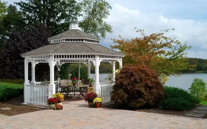 kiosko octogonal de vinilo de 16 pies construido por Amish con muebles de jardín
