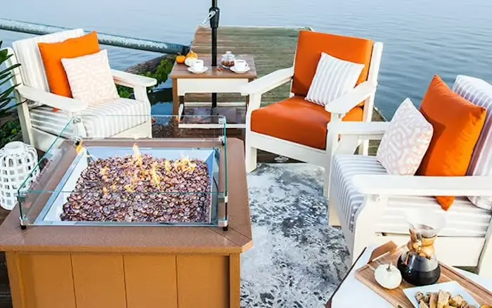 Mesa de fuego al aire libre y muebles de polietileno para exteriores en una terraza